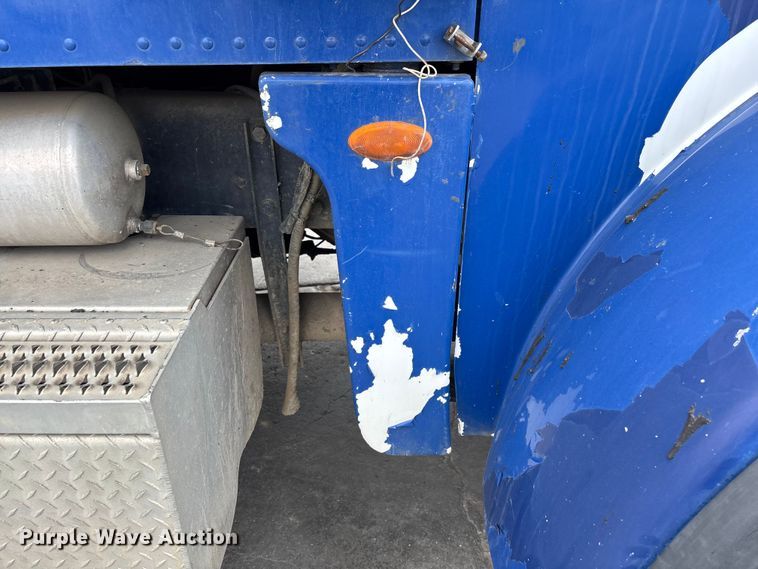 image for item ER7532 2009 Peterbilt 367 dump truck