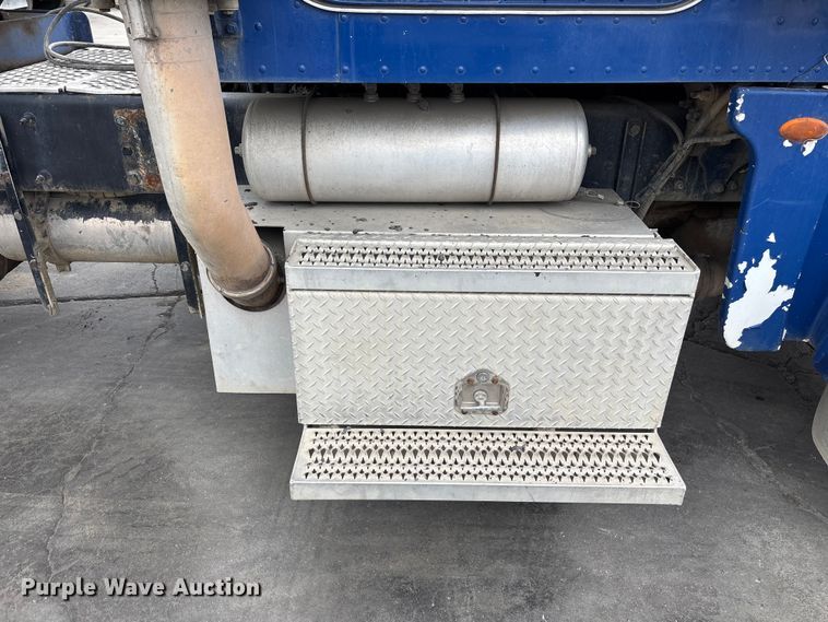 image for item ER7532 2009 Peterbilt 367 dump truck