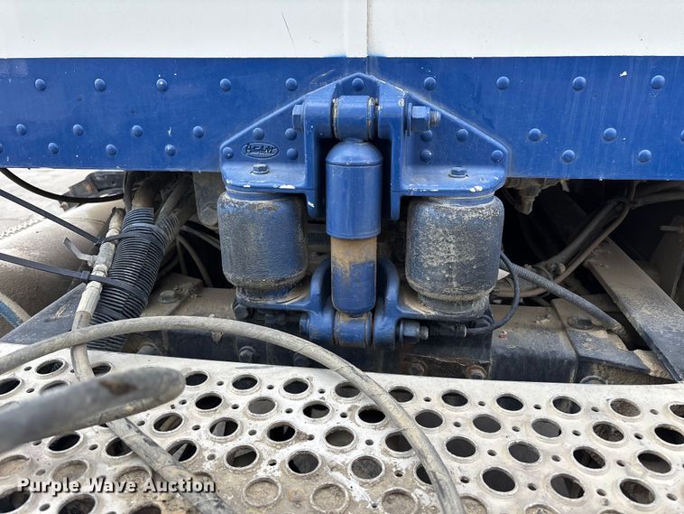 image for item ER7532 2009 Peterbilt 367 dump truck