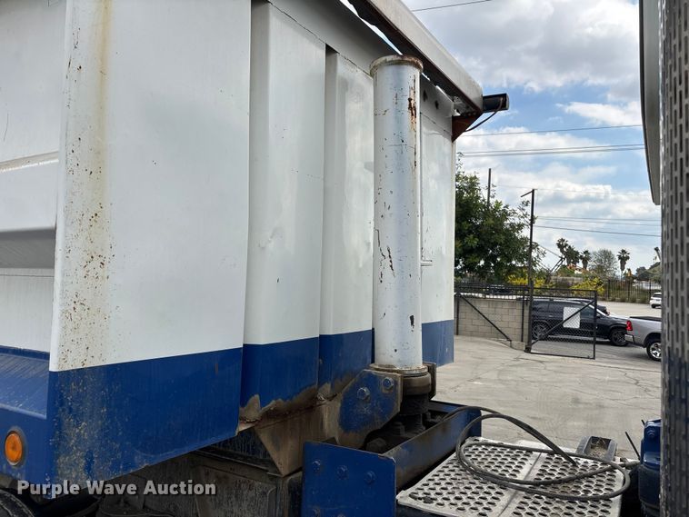 image for item ER7532 2009 Peterbilt 367 dump truck