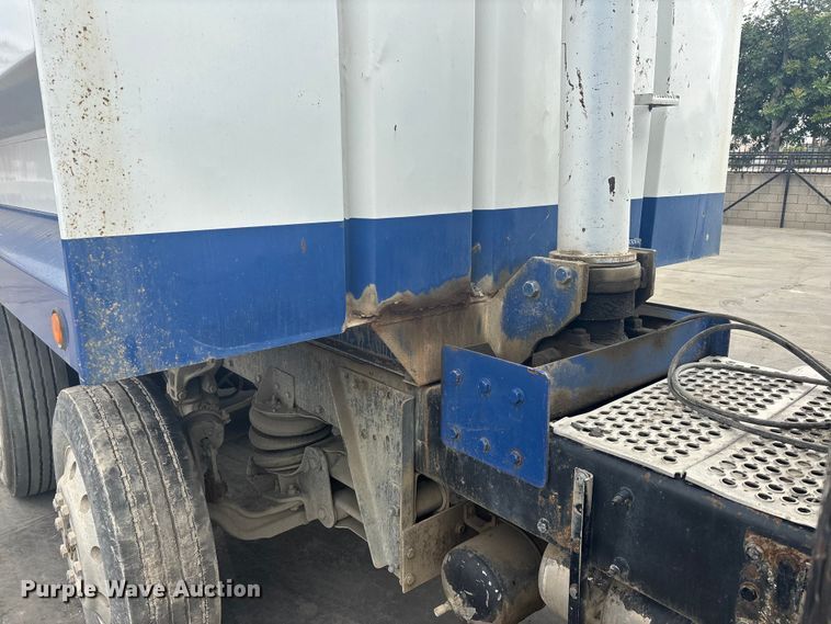 image for item ER7532 2009 Peterbilt 367 dump truck