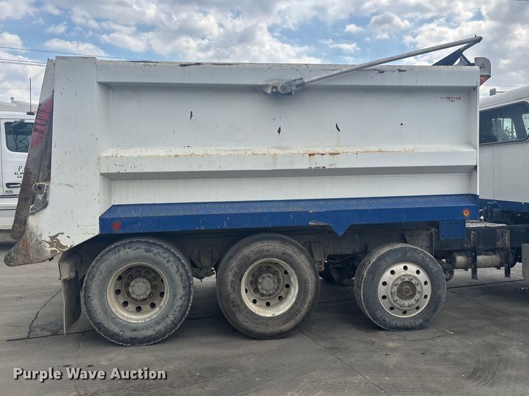 image for item ER7532 2009 Peterbilt 367 dump truck