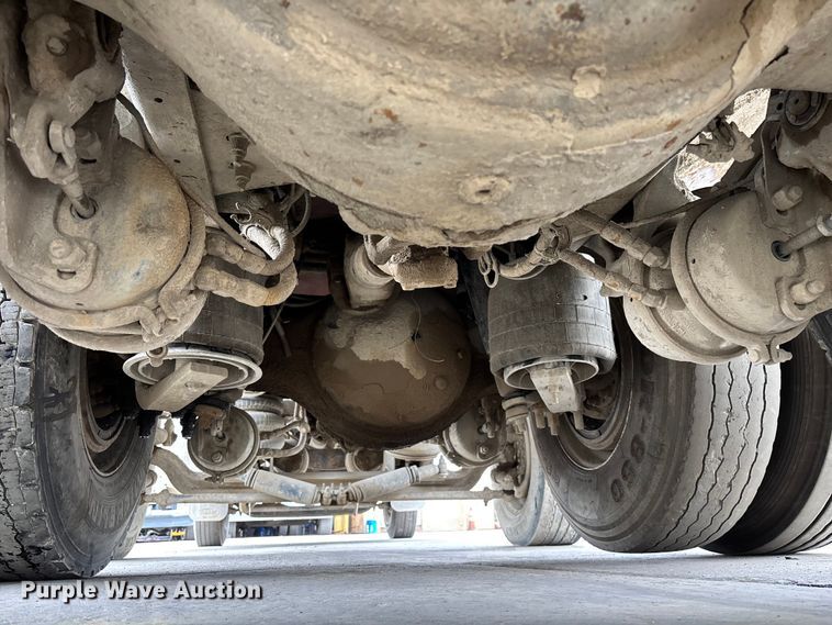 image for item ER7532 2009 Peterbilt 367 dump truck