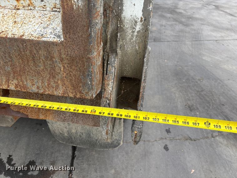 image for item ER7532 2009 Peterbilt 367 dump truck