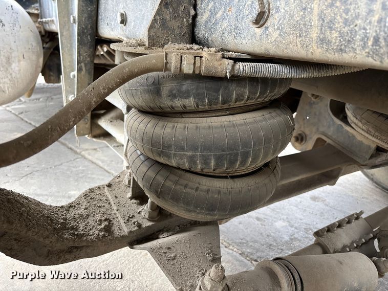 image for item ER7532 2009 Peterbilt 367 dump truck