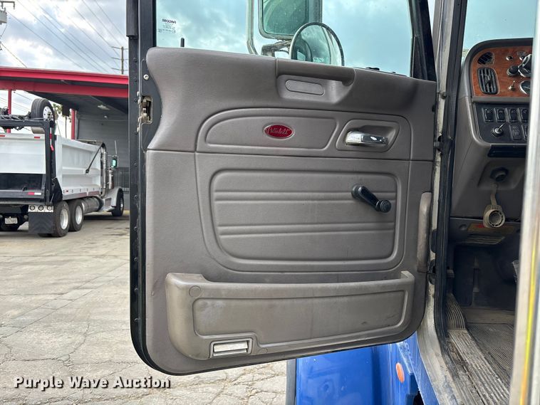 image for item ER7532 2009 Peterbilt 367 dump truck