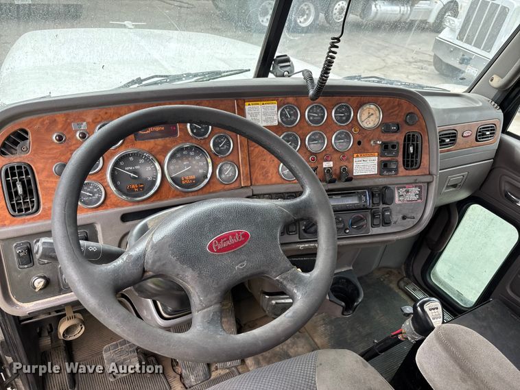 image for item ER7532 2009 Peterbilt 367 dump truck