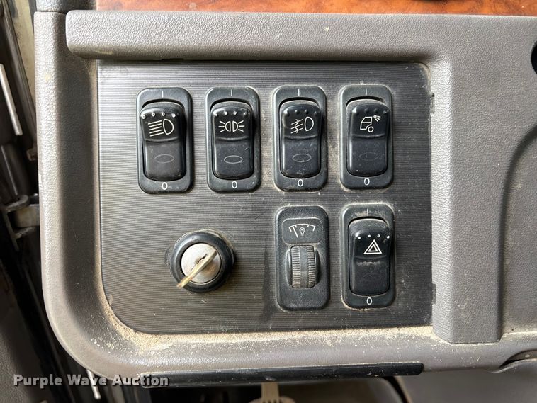 image for item ER7532 2009 Peterbilt 367 dump truck