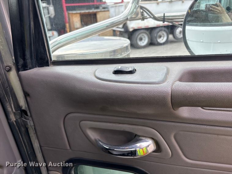 image for item ER7532 2009 Peterbilt 367 dump truck