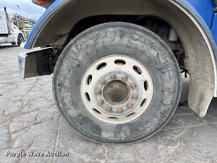 image for item ER7532 2009 Peterbilt 367 dump truck