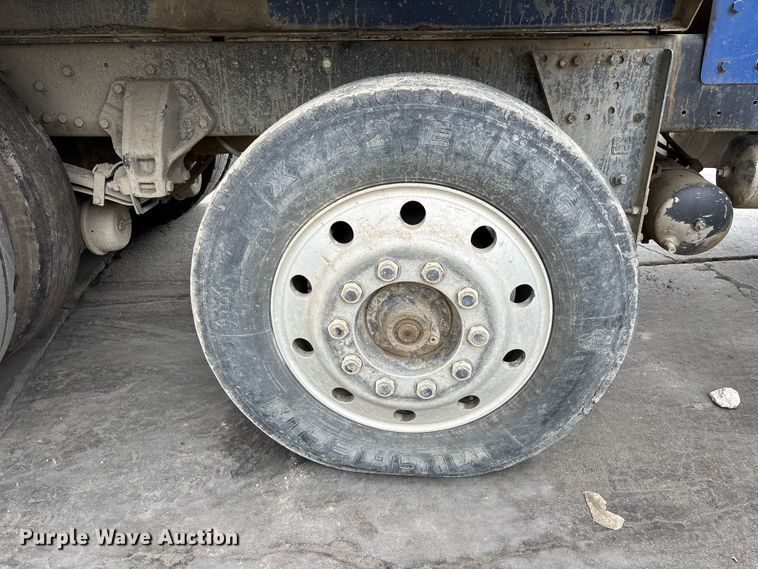 image for item ER7532 2009 Peterbilt 367 dump truck