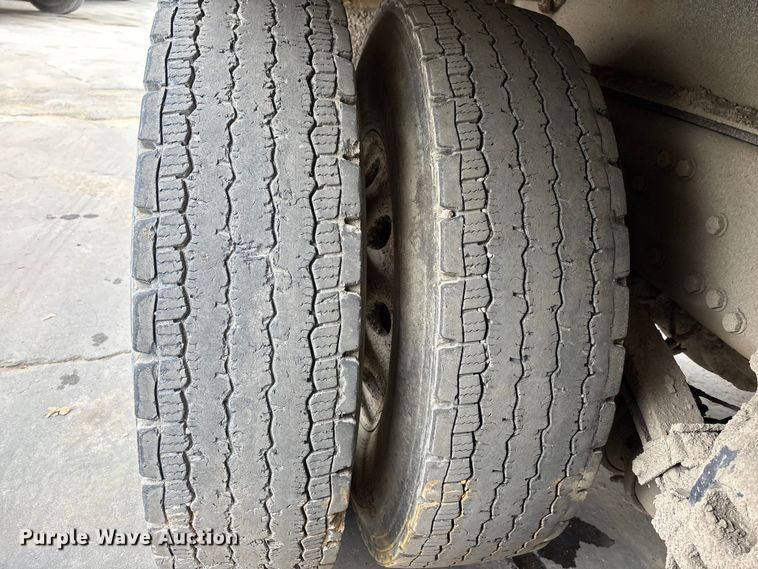 image for item ER7532 2009 Peterbilt 367 dump truck