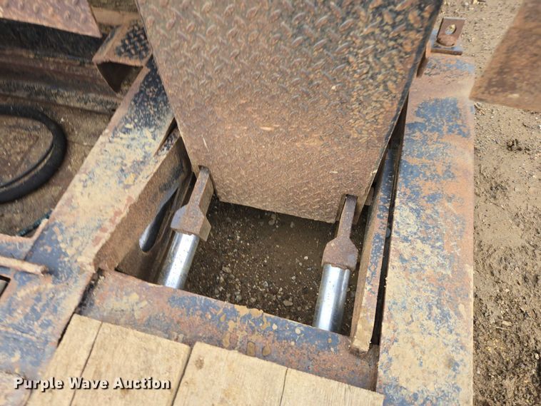 image for item ES2855 2000 Entyre HFR50TD4-T1 lowboy equipment trailer