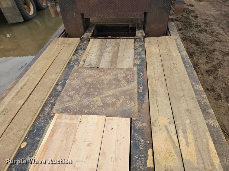 image for item ES2855 2000 Entyre HFR50TD4-T1 lowboy equipment trailer