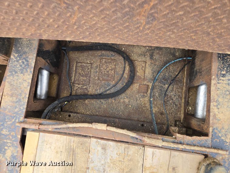 image for item ES2855 2000 Entyre HFR50TD4-T1 lowboy equipment trailer