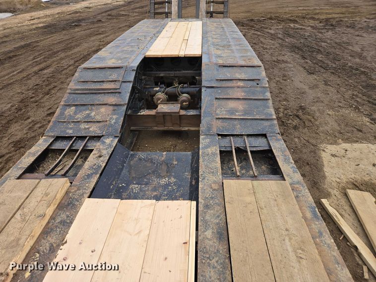 image for item ES2855 2000 Entyre HFR50TD4-T1 lowboy equipment trailer