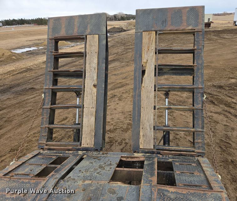 image for item ES2855 2000 Entyre HFR50TD4-T1 lowboy equipment trailer