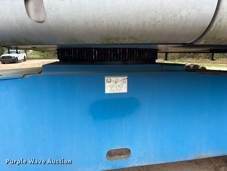 image for item ES8741 2010 Genie S-125 boom lift