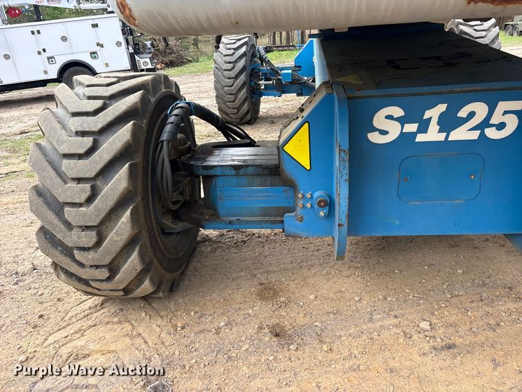 image for item ES8741 2010 Genie S-125 boom lift