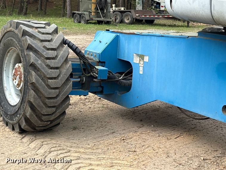 image for item ES8741 2010 Genie S-125 boom lift