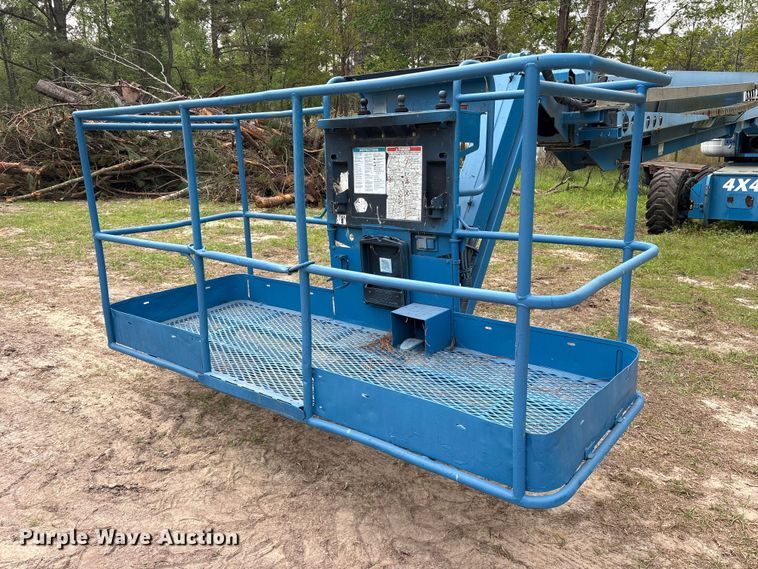 image for item ES8741 2010 Genie S-125 boom lift