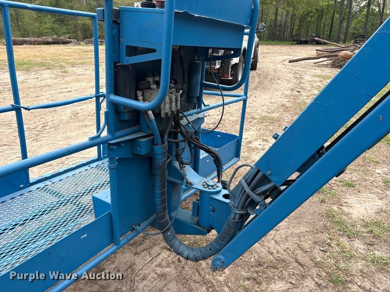 image for item ES8741 2010 Genie S-125 boom lift
