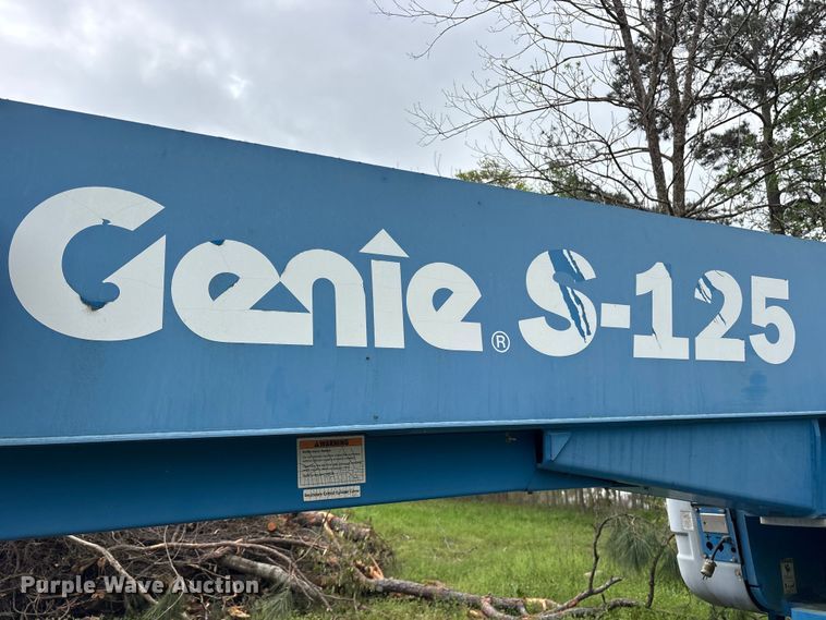 image for item ES8741 2010 Genie S-125 boom lift
