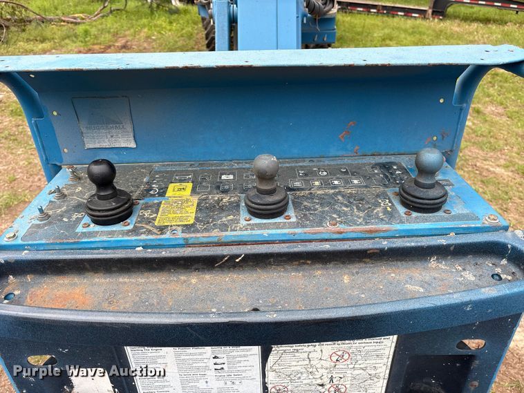 image for item ES8741 2010 Genie S-125 boom lift