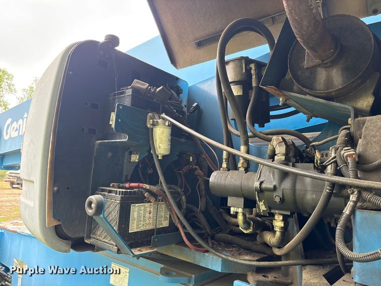 image for item ES8741 2010 Genie S-125 boom lift
