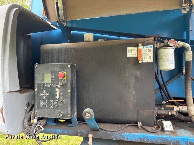 image for item ES8741 2010 Genie S-125 boom lift