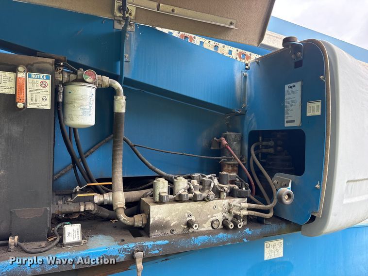 image for item ES8741 2010 Genie S-125 boom lift