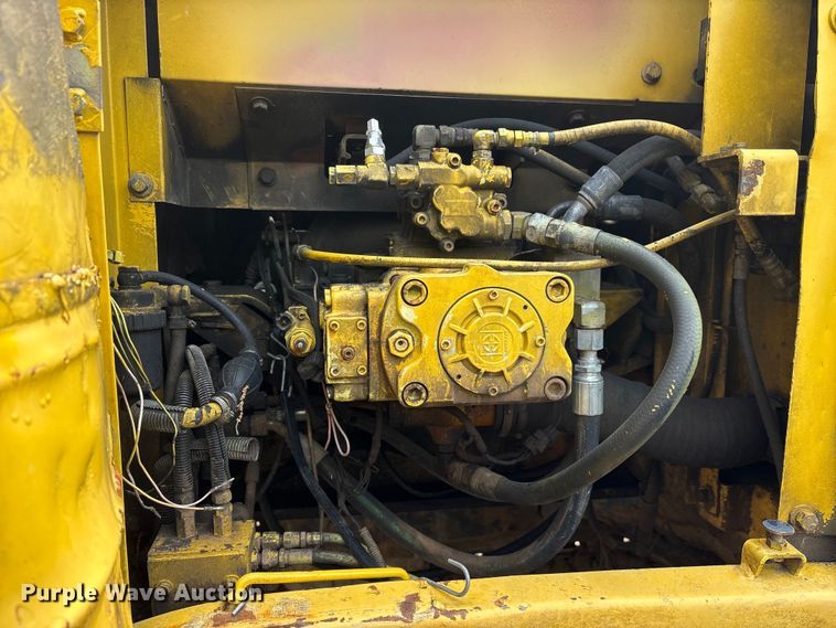 image for item ES8874 2003 Kobelco SK160LC excavator