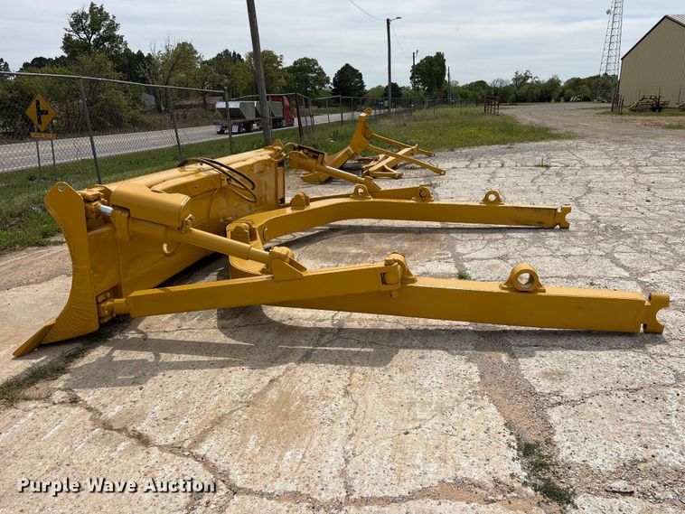 image for item ES8876 Caterpillar dozer blade