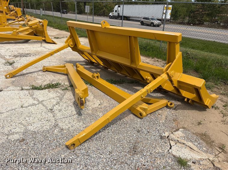 image for item ES8877 Caterpillar root rake