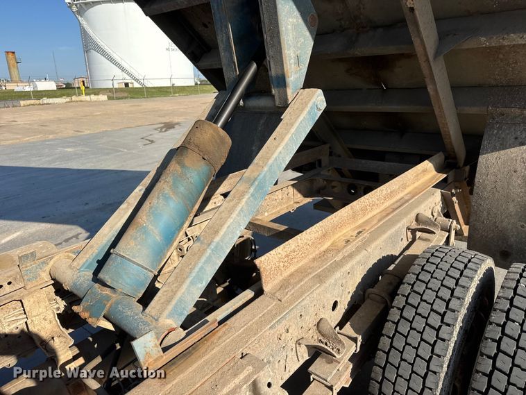 image for item ET1956 2005 Isuzu NPR dump truck