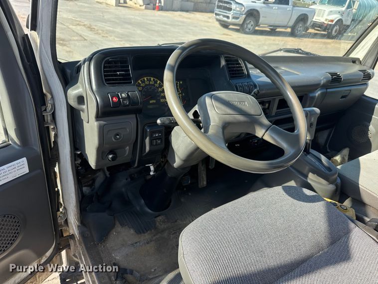 image for item ET1956 2005 Isuzu NPR dump truck