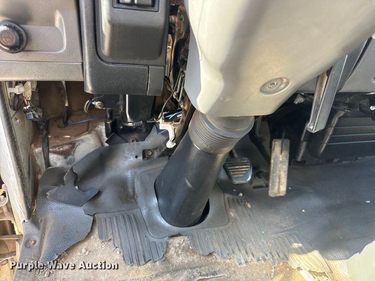 image for item ET1956 2005 Isuzu NPR dump truck