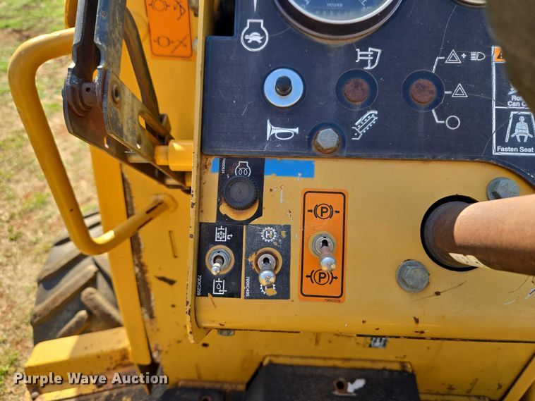 image for item ET5205 2005 Vermeer RT650 vibratory cable plow