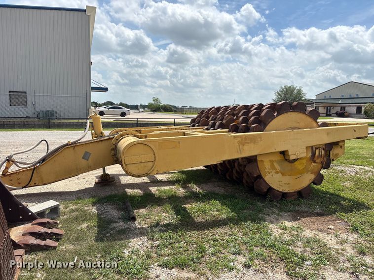 image for item EU7493 Hyster C410A padfoot roller