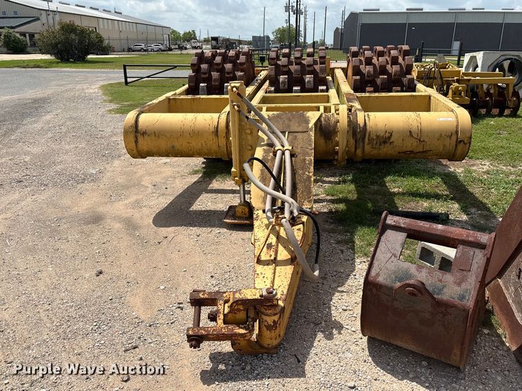 image for item EU7493 Hyster C410A padfoot roller