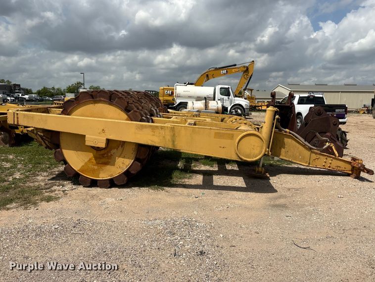 image for item EU7493 Hyster C410A padfoot roller