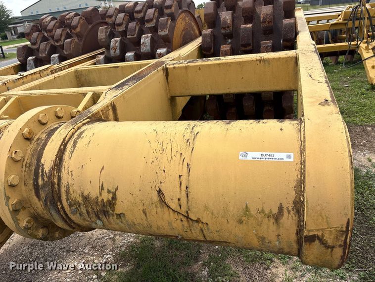 image for item EU7493 Hyster C410A padfoot roller