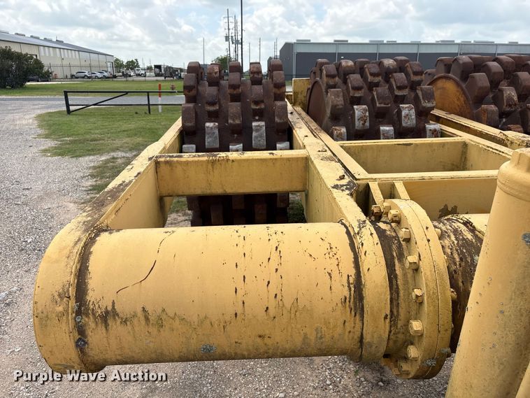 image for item EU7493 Hyster C410A padfoot roller