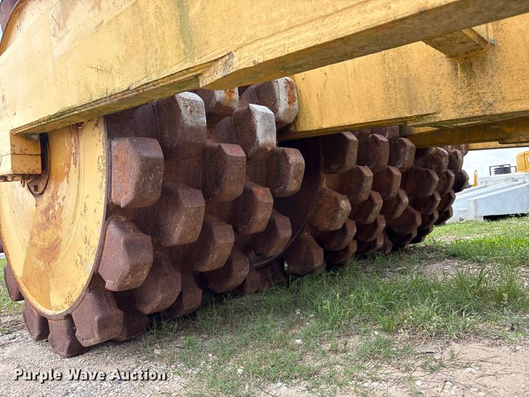 image for item EU7493 Hyster C410A padfoot roller