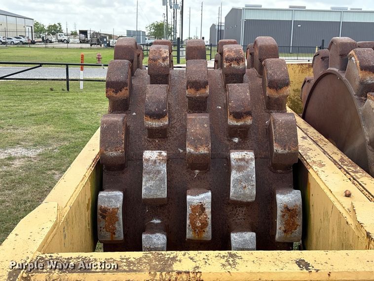 image for item EU7493 Hyster C410A padfoot roller