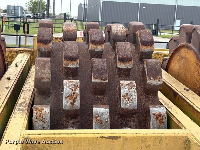 image for item EU7493 Hyster C410A padfoot roller