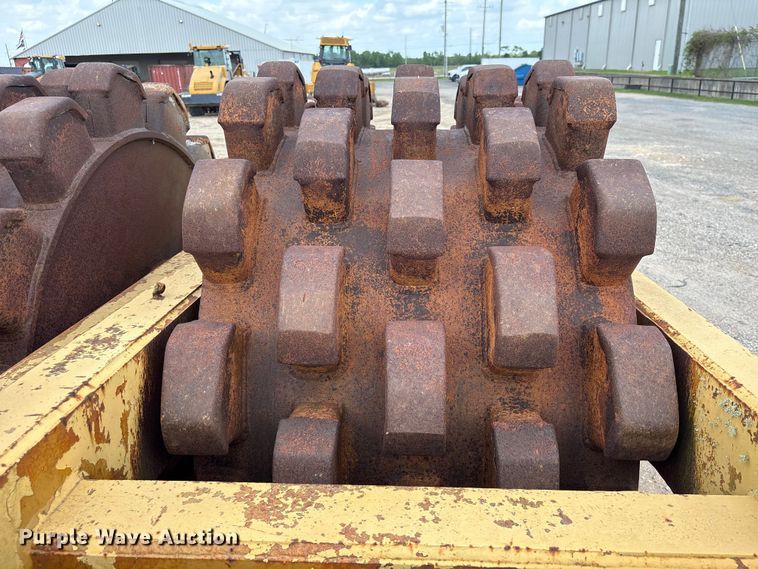 image for item EU7493 Hyster C410A padfoot roller