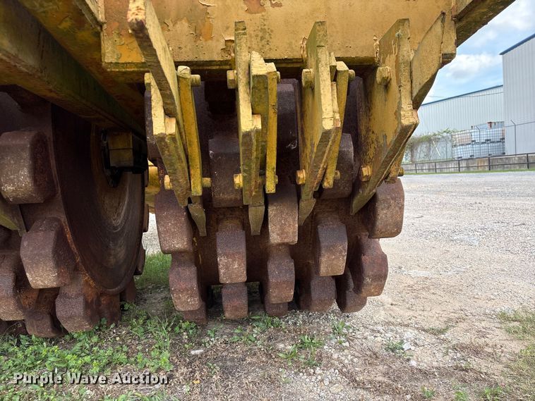 image for item EU7493 Hyster C410A padfoot roller