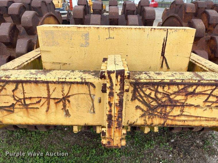 image for item EU7493 Hyster C410A padfoot roller