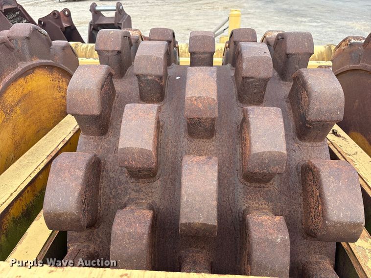 image for item EU7493 Hyster C410A padfoot roller